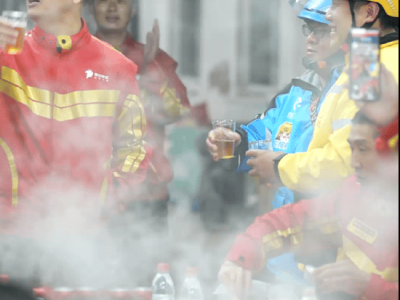 劉強(qiáng)東現(xiàn)身海底撈，與京東美團(tuán)餓了么騎手共聚一堂！