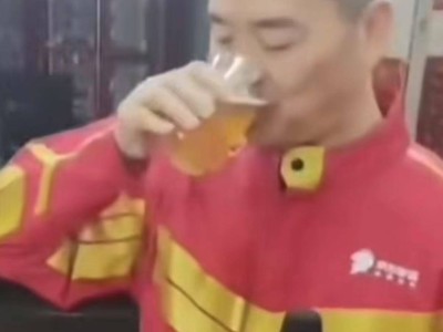劉強東與快遞員共吃火鍋：稱與兄弟喝酒從不拒杯