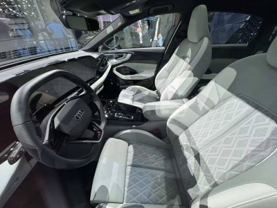 2025上海車展亮點：奧迪A5L內飾曝光，三屏設計引領科技新風尚