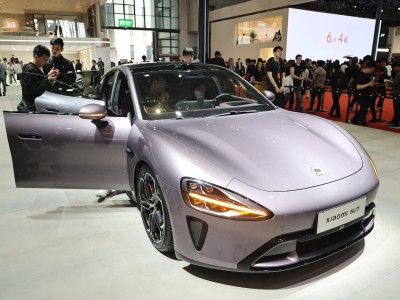 上海車展小米展臺火爆，雷軍缺席不影響觀眾熱情，礦泉水棒球帽成亮點