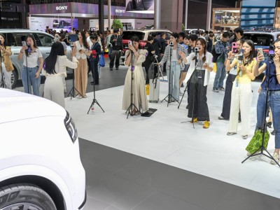 上海車展：新車亮相，主播蜂擁，現場熱鬧非凡！