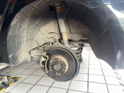 剎車異響背后：拆下的舊剎車片竟快要散架，行車安全何去何從？
