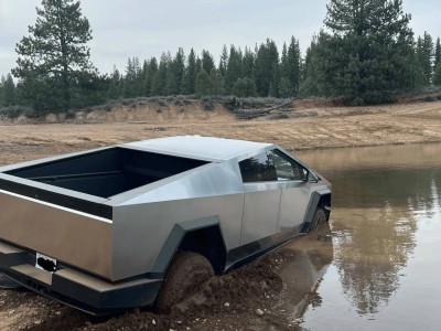 特斯拉Cybertruck涉水挑戰(zhàn)失敗，車主愛(ài)車被困河中