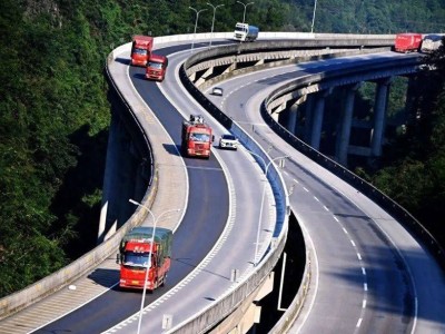 高速行車前，這些地方你檢查了嗎？安全出行，從細節做起！