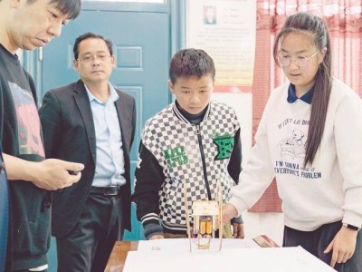大別山下，青少年用“未來太空車”逐夢科技舞臺