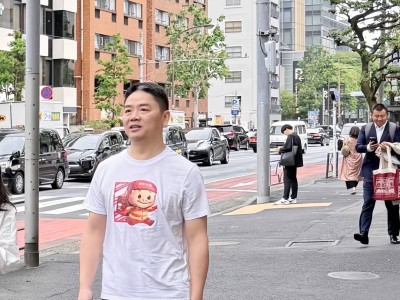 劉強東日本街頭變“豬豬俠”，京東外賣二維碼搶鏡外賣大戰