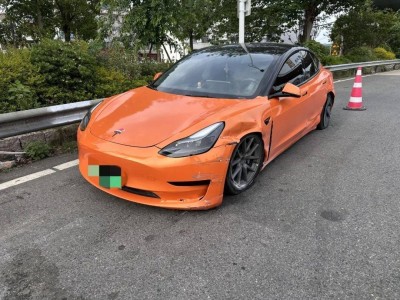 高速爆胎新手司機(jī)“懵圈”操作，安全知識(shí)去哪兒了？