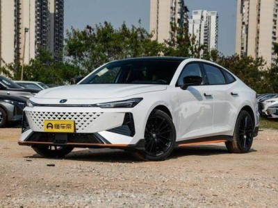 長安2025款UNI-V，性能顏值雙在線，能否引領燃油車新風潮？
