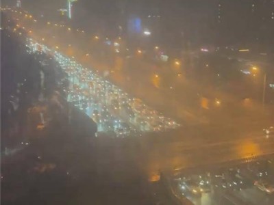 冰雹天停車橋下避險？央視網：違法了！