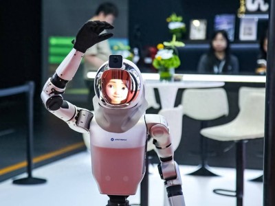 光峰科技人形機器人“數字面孔”亮相2025全球AI終端展