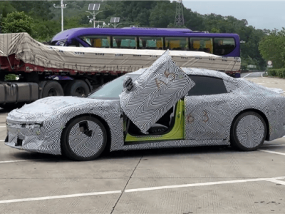 小鵬全新P7實車亮相：剪刀門熒光綠，中大型純電轎跑配置升級