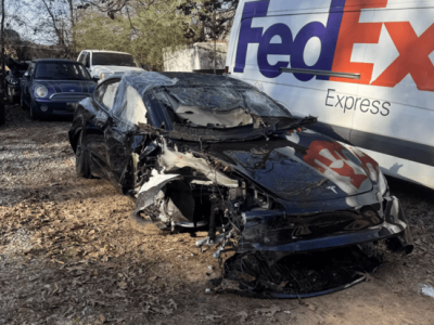 特斯拉FSD突發失控！直路沖出撞樹翻車，車主驚魂未定