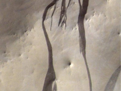 火星條紋之謎：人工智能揭秘50萬條地表痕跡，干燥過程或是成因