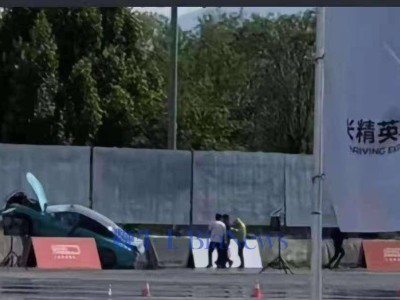 小米汽車高階駕駛培訓(xùn)開課首日，海灣藍(lán)SU7意外“撞”上熱搜？