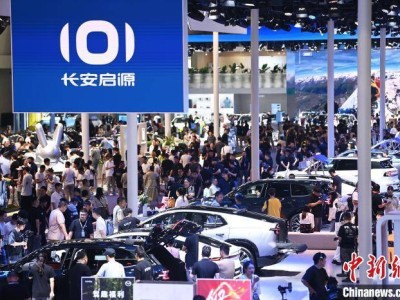 2025重慶國際車展盛況：飛行汽車、機器人互動，民眾購車熱情高漲