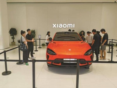 小米YU7實車登陸寧波，熔巖橙造型吸睛，市民爭看卻只能靜態體驗