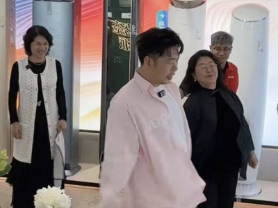 杜海濤領舞《最炫民族風》，71歲董明珠加入跳廣場舞行列？