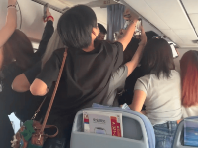 追星族飛機(jī)滑行時(shí)闖入機(jī)艙頭部拍攝，機(jī)艙混亂引公眾關(guān)注