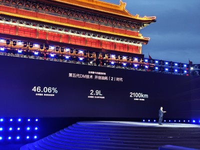 吉利雷神電混VS比亞迪DM：AI加持下，誰能主宰混動市場？