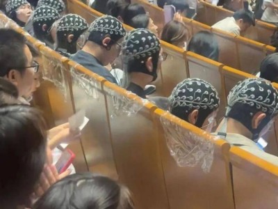 清華學生戴“奇異頭套”看演出，竟是神經美學實驗大揭秘！