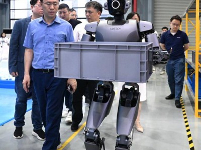 廣西柳州：首臺工業版人形機器人“Walker S1”正式亮相產業園