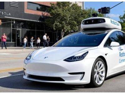 特斯拉無人出租車發布延期，安全員陪駕模式先行上陣