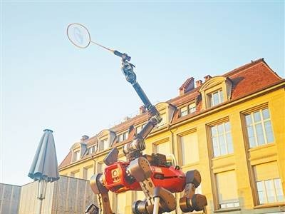 羽毛球機器人：精準“眼觀六路”，靈活“身手不凡”