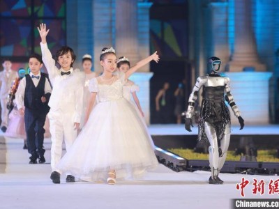 大連服博會盛啟：智能機器人T臺首秀，共繪時尚科技新篇章