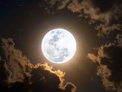 唐代古籍揭秘：月亮竟非“白玉盤”，而是凹凸不平球體，有8萬“修理工”維護？