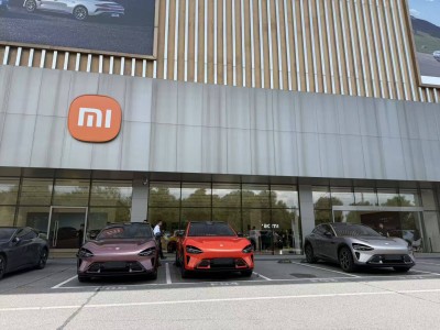 小米YU7上市火爆，長沙門店看車試駕排起長隊
