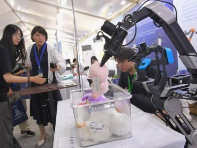 首程控股機器人峰會：陸地水上機器人齊亮相，共繪智能未來新藍圖