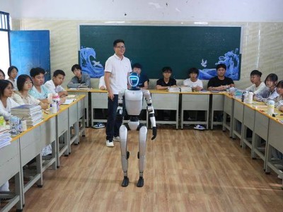 頂興中學(xué)：AI智能機(jī)器人進(jìn)課堂，開啟科技與教育融合新篇章