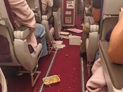 航班突遇晴空顛簸，3秒急速下墜，乘客物品散落一地