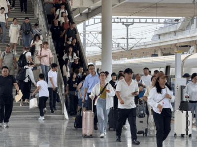 鐵路暑運大幕拉開，鄭州局預計運送旅客近4000萬，新增臨客139列助力出行