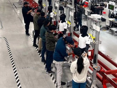 特斯拉人形機器人Optimus暫停生產，設計調整預計耗時兩月