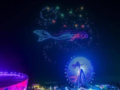 青島海上摩天輪無人機秀，光影交織點亮夜空，首演驚艷島城