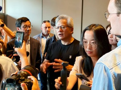 黃仁勛穿唐裝亮相鏈博會：英偉達創始人笑談財務自由與AI未來