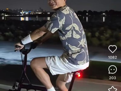 西湖夜色中，偶遇馬云騎行，親切提醒游客安全
