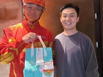 上海車展“鹵鵝哥”投喂周鴻祎被拒，網友熱議企業家親民姿態