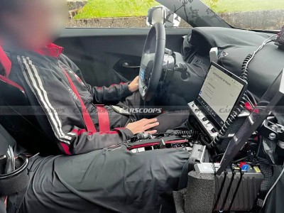 雷克薩斯LFR內(nèi)飾諜照流出:紅調(diào)內(nèi)飾配Recaro桶椅 動(dòng)力或達(dá)900馬力