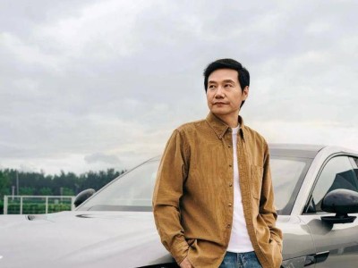 ?雷軍曬與小米YU7車模多角度合照 笑稱假期在工廠“盯產”催進度?