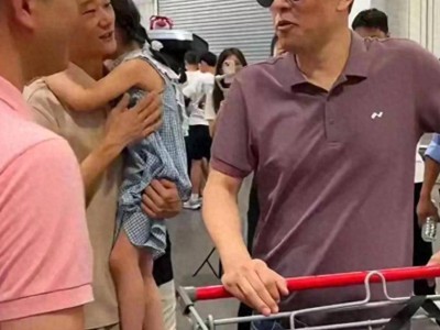 蔚來CEO李斌攜妻逛超市，前央視主播妻子氣質典雅，二人平凡互動盡顯真實