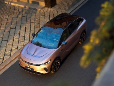 十一假期暴露痛點，大電池超充插混增程車來襲，純電車或迎新挑戰