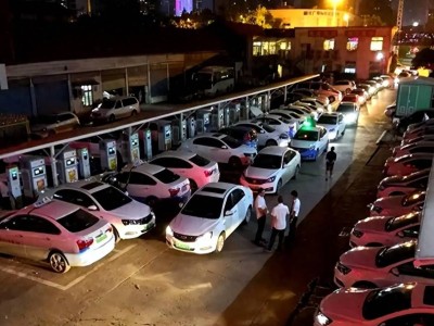 國慶高速充電困局：充電樁前秩序亂象，技術(shù)迭代與基建短板如何破局？