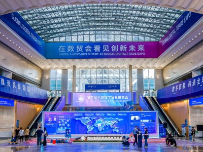 九識尚元T1無人巡檢車亮相，攜手伙伴共筑城市無人服務(wù)新藍(lán)圖