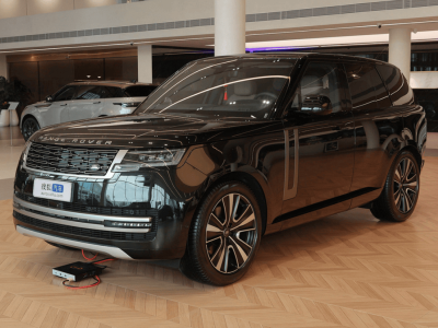 2025款路虎攬勝SV上市 售價236.8萬起 外觀延續(xù)經(jīng)典配置再升級