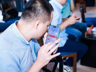 "科技賦能出行自由！海南視障群體首試自動(dòng)駕駛，體驗(yàn)無障礙出行新方式"