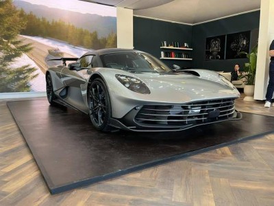 阿斯頓·馬丁古德伍德展風采，F1靈感混動超跑瓦爾哈拉吸睛登場