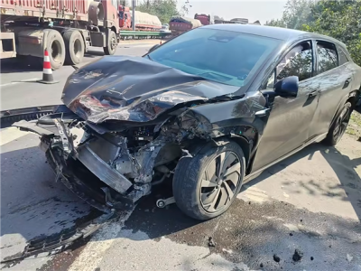 比亞迪海獅07EV與大貨車相撞：A柱完好、氣囊彈出，護車內三人平安