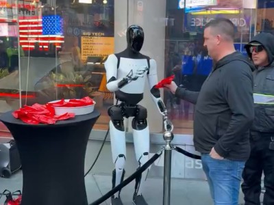 特斯拉“擎天柱”紐約時代廣場派糖果，多領域顯身手或成重要產品